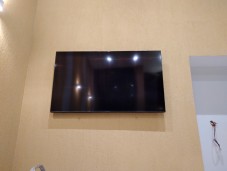 Instalador de televisão no suporte na parede ou painel
